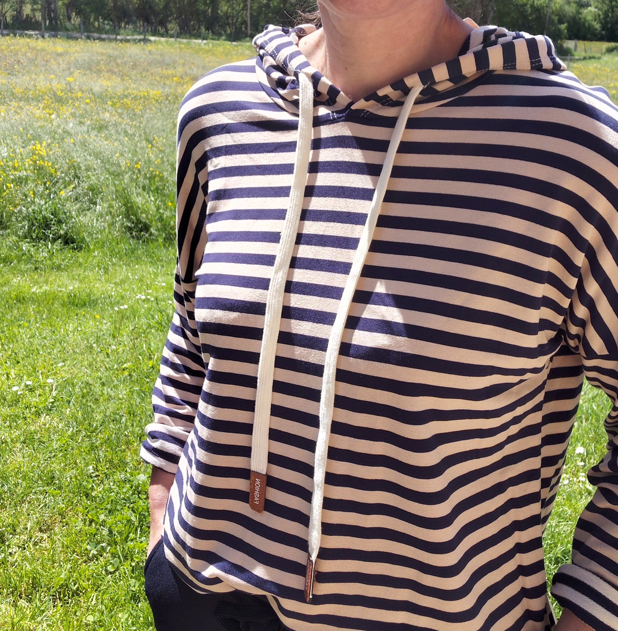 Pull rayé marine capuche