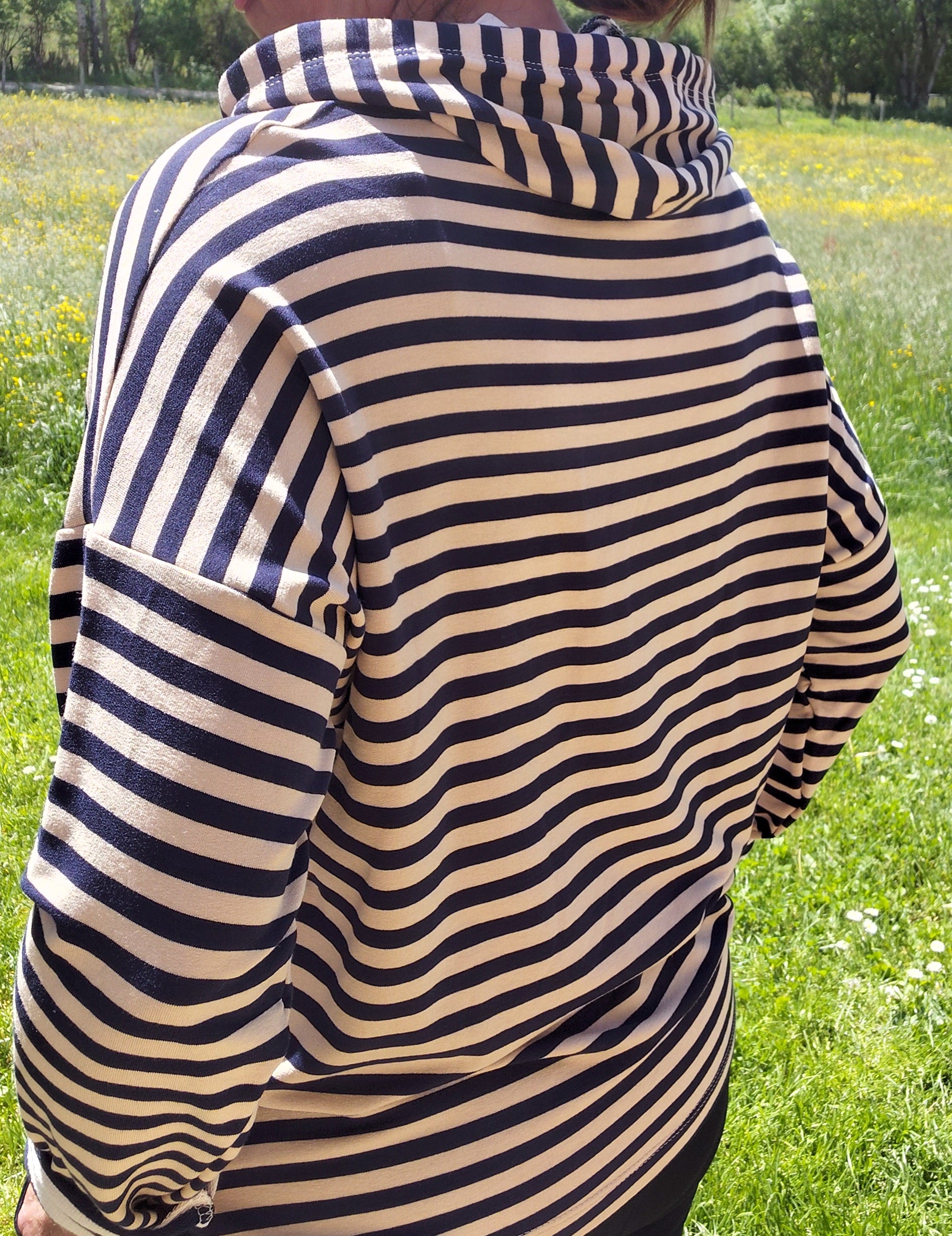 Pull rayé marine capuche