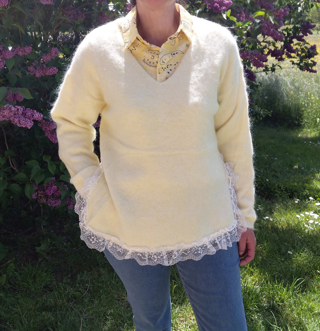 PULL JAUNE EN LAINE DENTELLE
