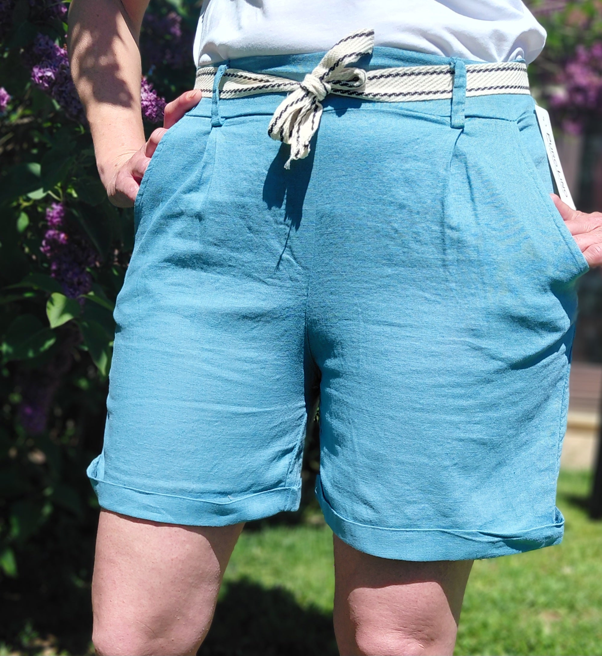 Short lin bleu avec ceinture