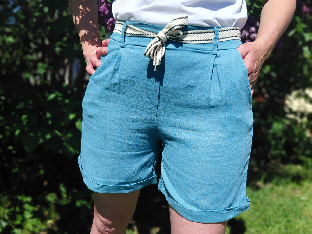 Short lin bleu avec ceinture