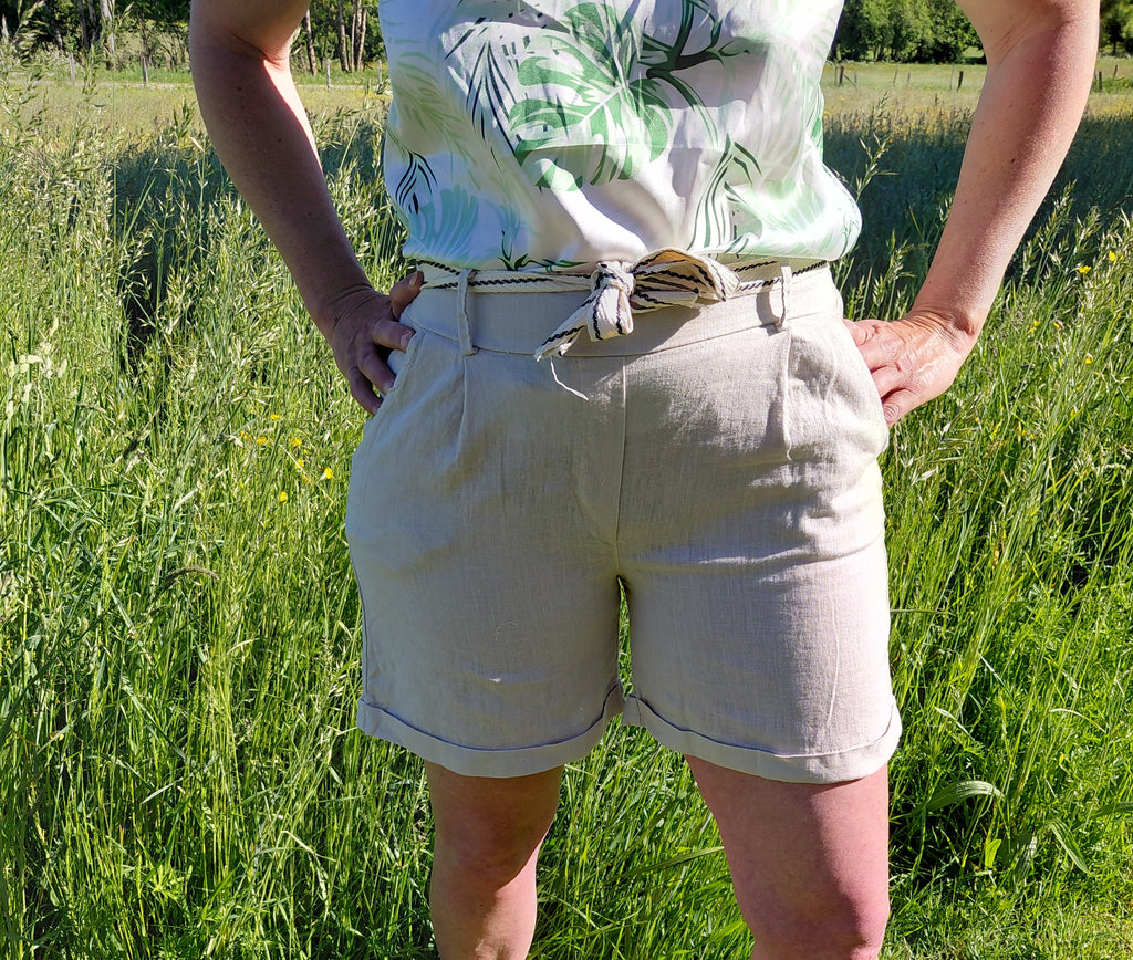 Short lin beige avec ceinture