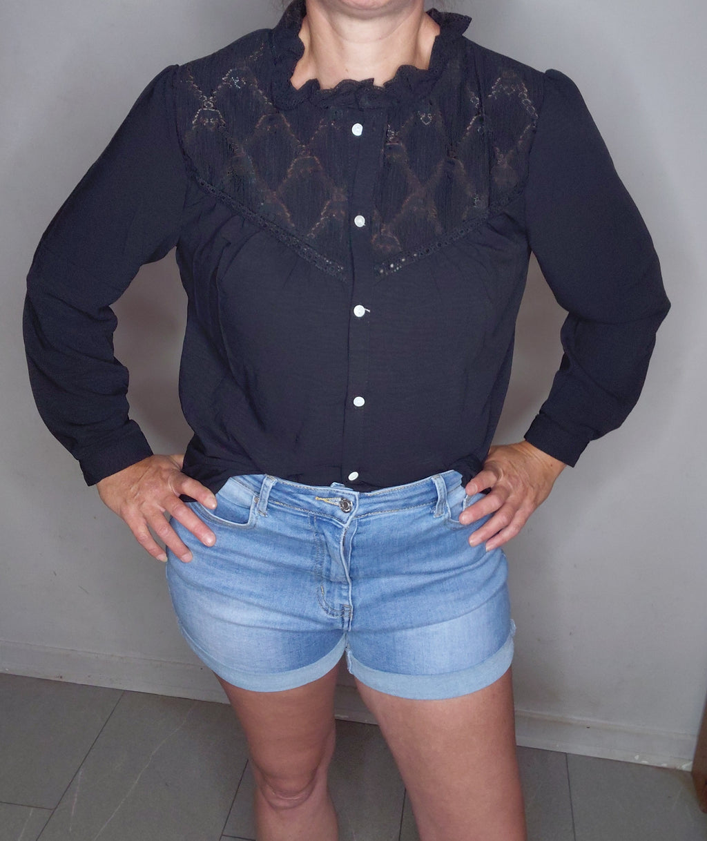 chemise unie noire en dentelle
