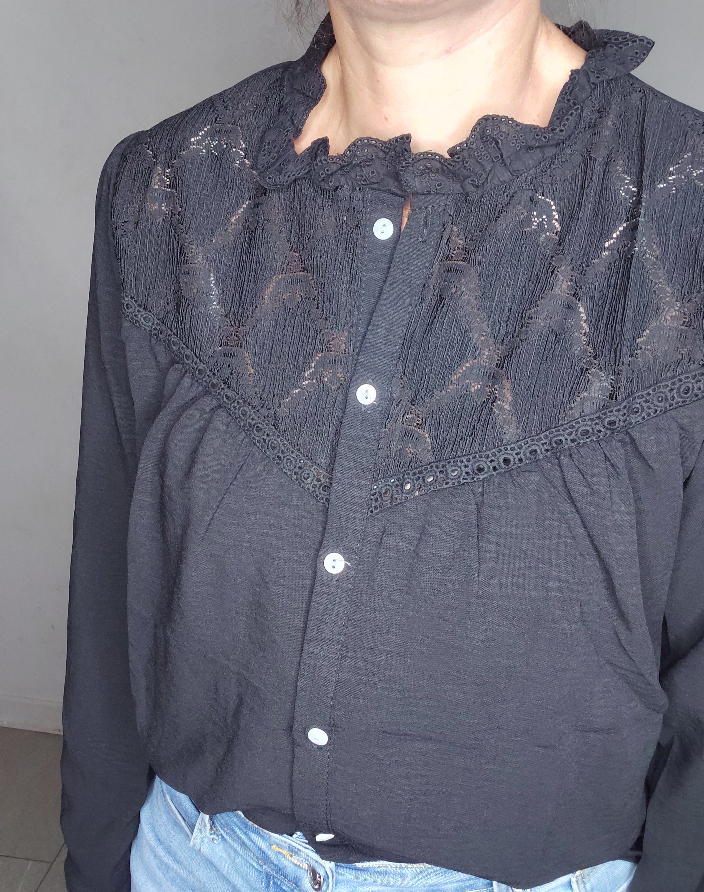 chemise unie noire en dentelle