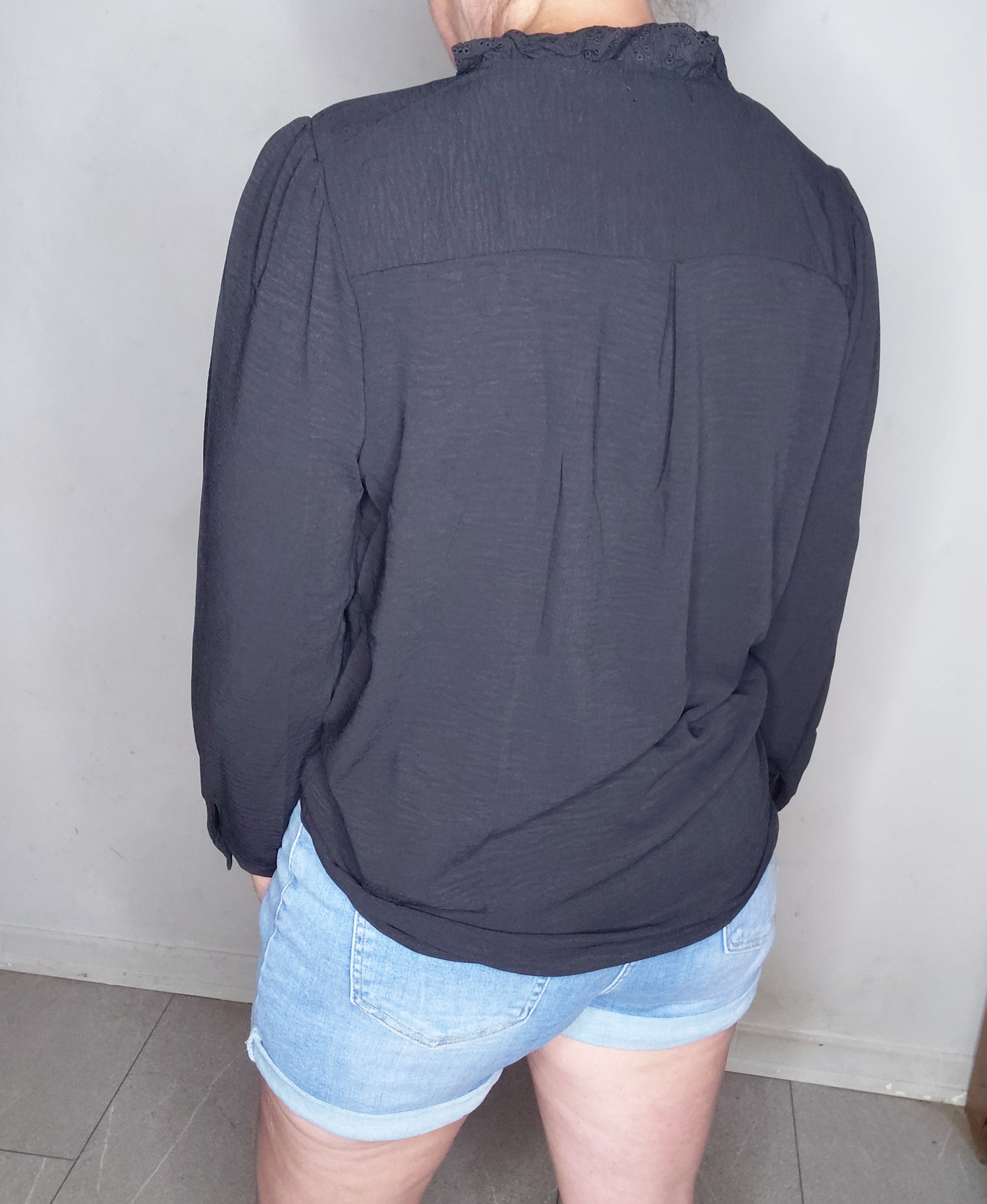 chemise unie noire en dentelle