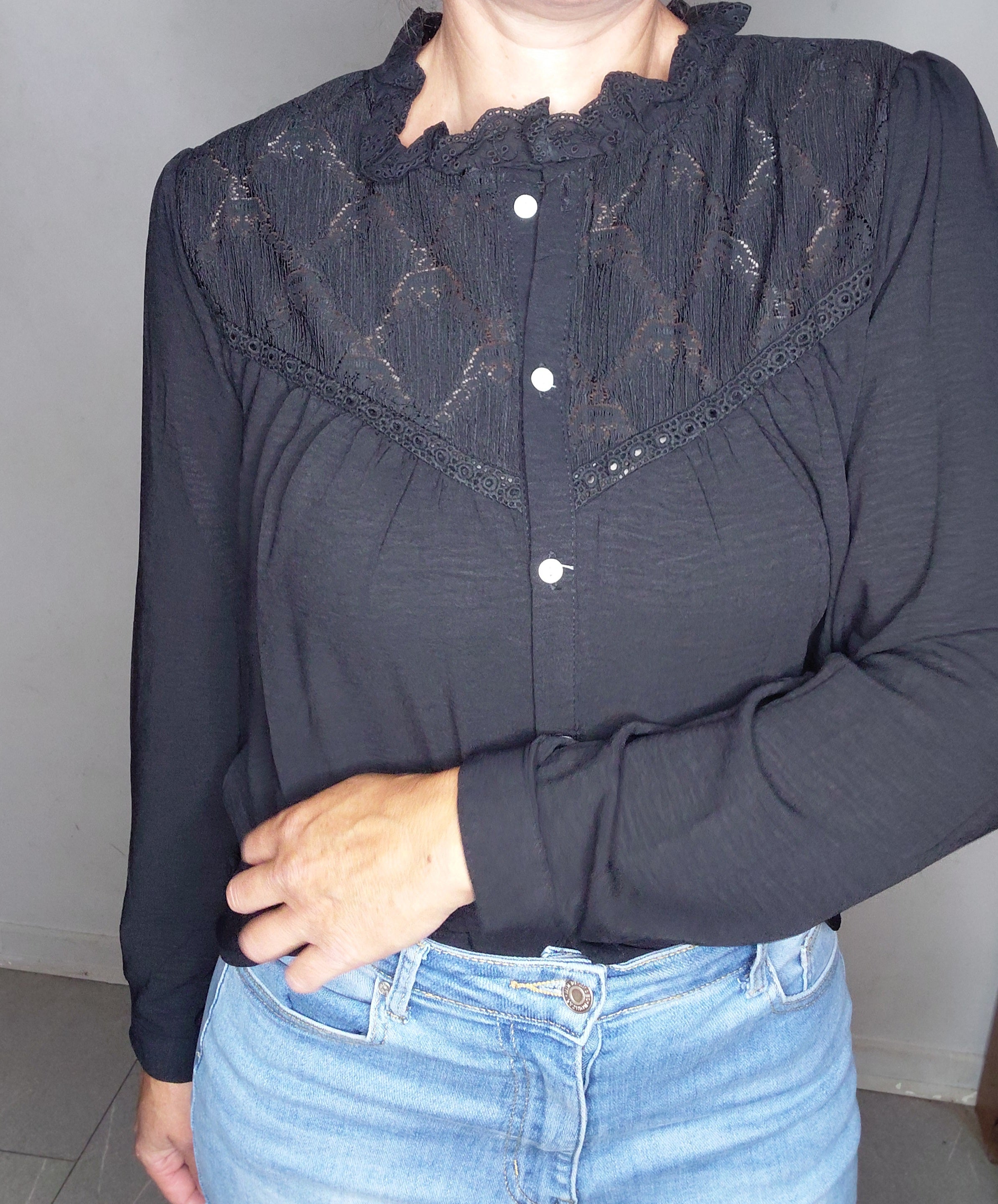 chemise unie noire en dentelle