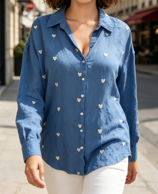 Chemise bleue avec broderie cœur doré