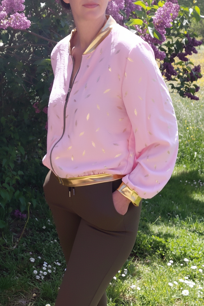 Blouson bomber rose imprimé feuilles dorées Jolifly