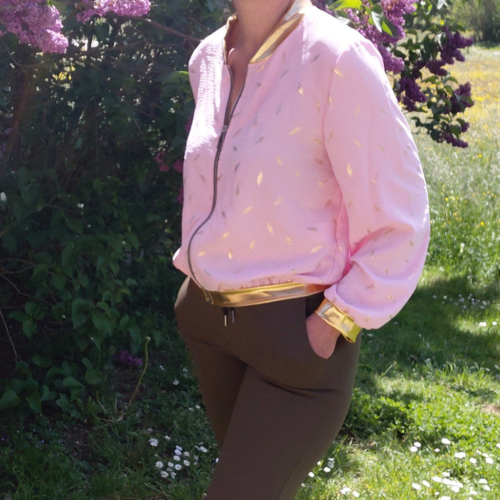 Blouson bomber rose imprimé feuilles dorées Jolifly