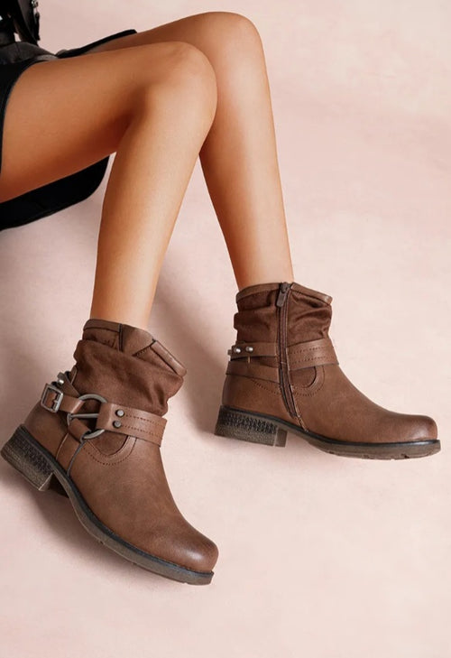 Bottines femme marron avec boucle ceinture, portées assis
