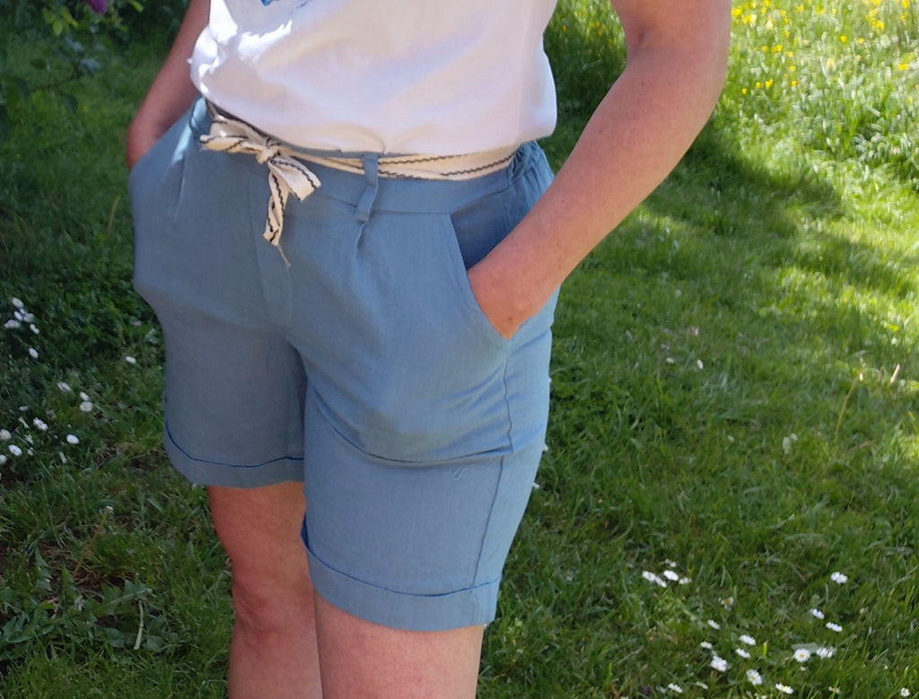 Short lin bleu avec ceinture