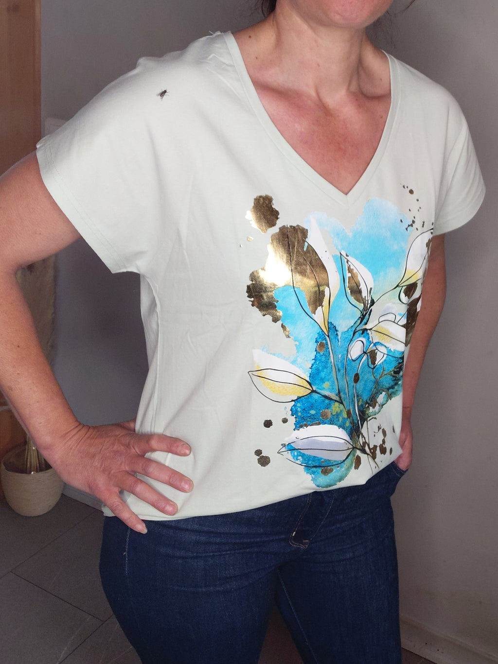 Tee shirt coton col V fleurs abstraites dorées