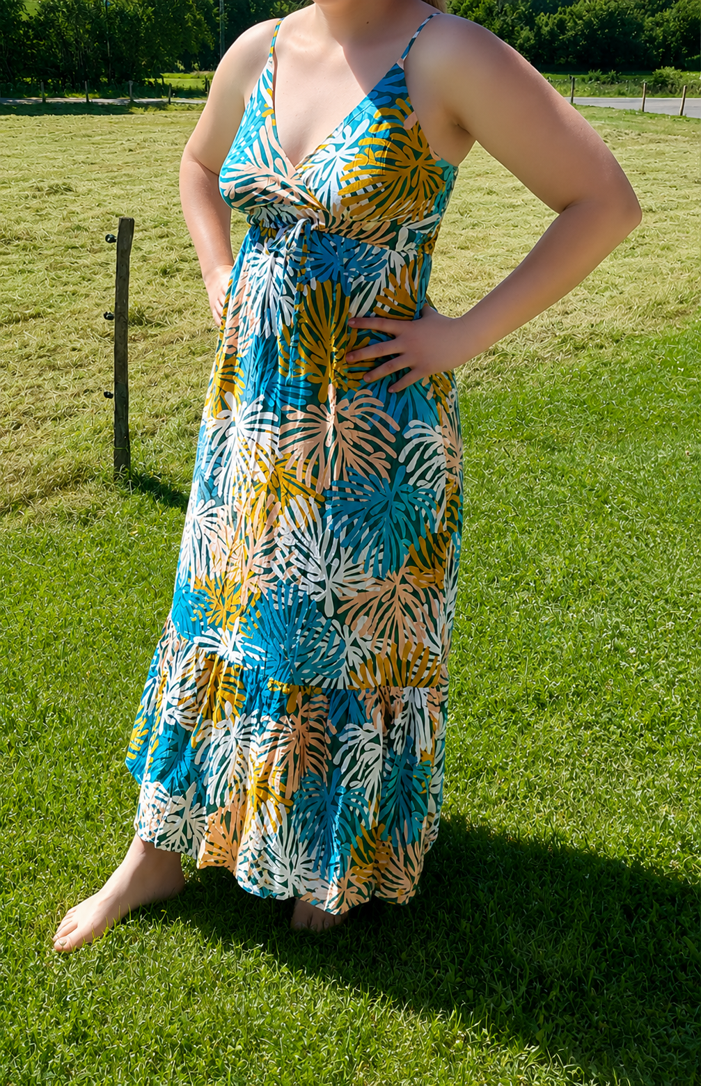 Robe longue imprimé tropical à fines bretelles