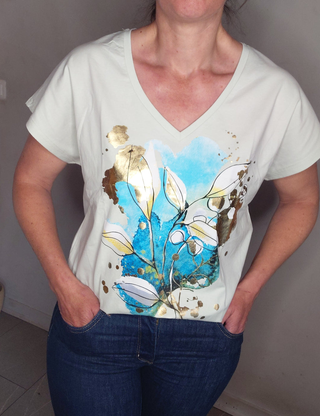 Tee shirt coton col V fleurs abstraites dorées