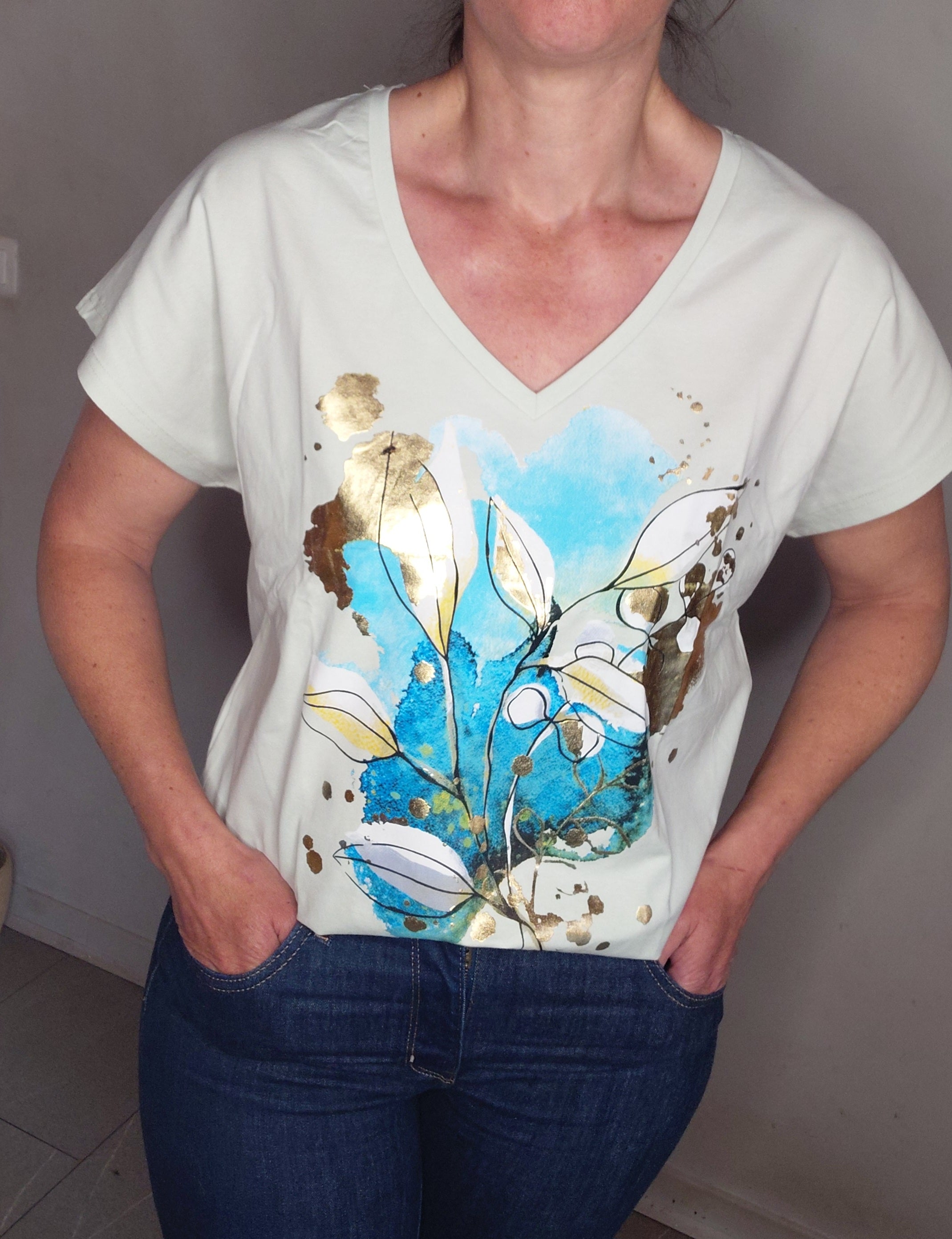 Tee shirt coton col V fleurs abstraites dorées