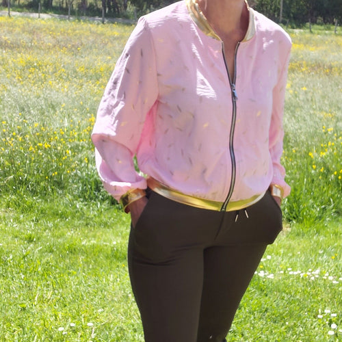 Blouson bomber rose imprimé feuilles dorées Jolifly