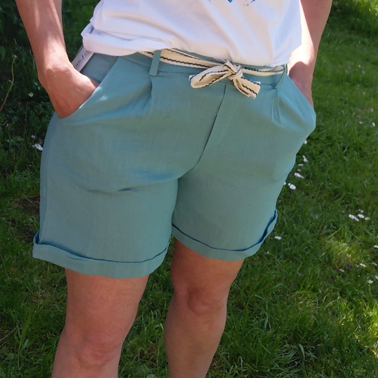 Short lin vert celadon avec ceinture