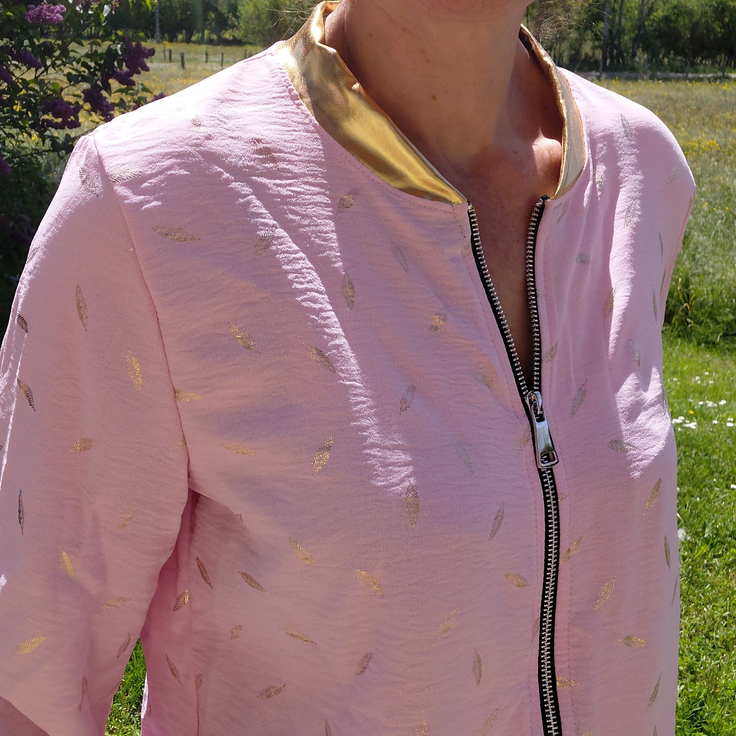 Blouson bomber rose imprimé feuilles dorées Jolifly