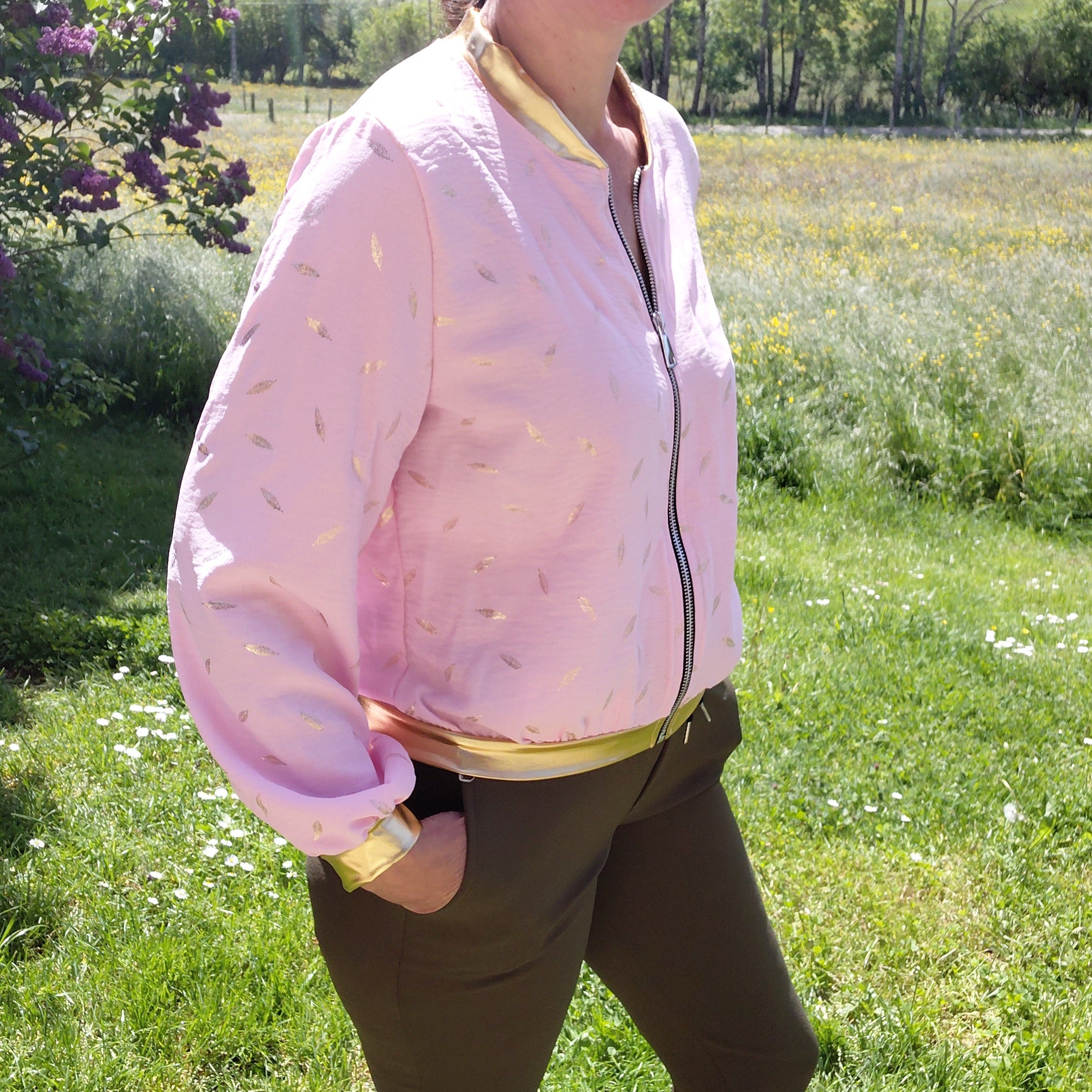 Blouson bomber rose imprimé feuilles dorées Jolifly