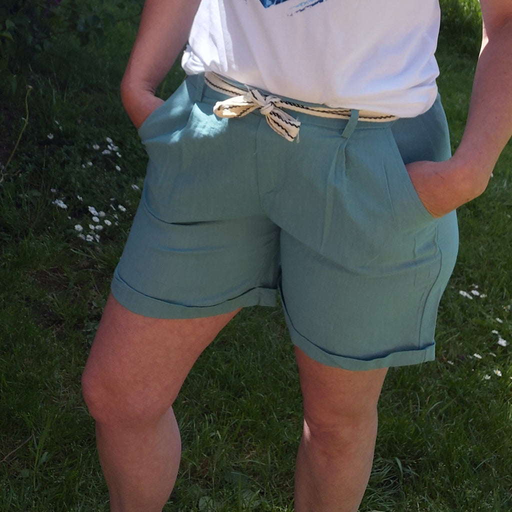 Short lin vert celadon avec ceinture