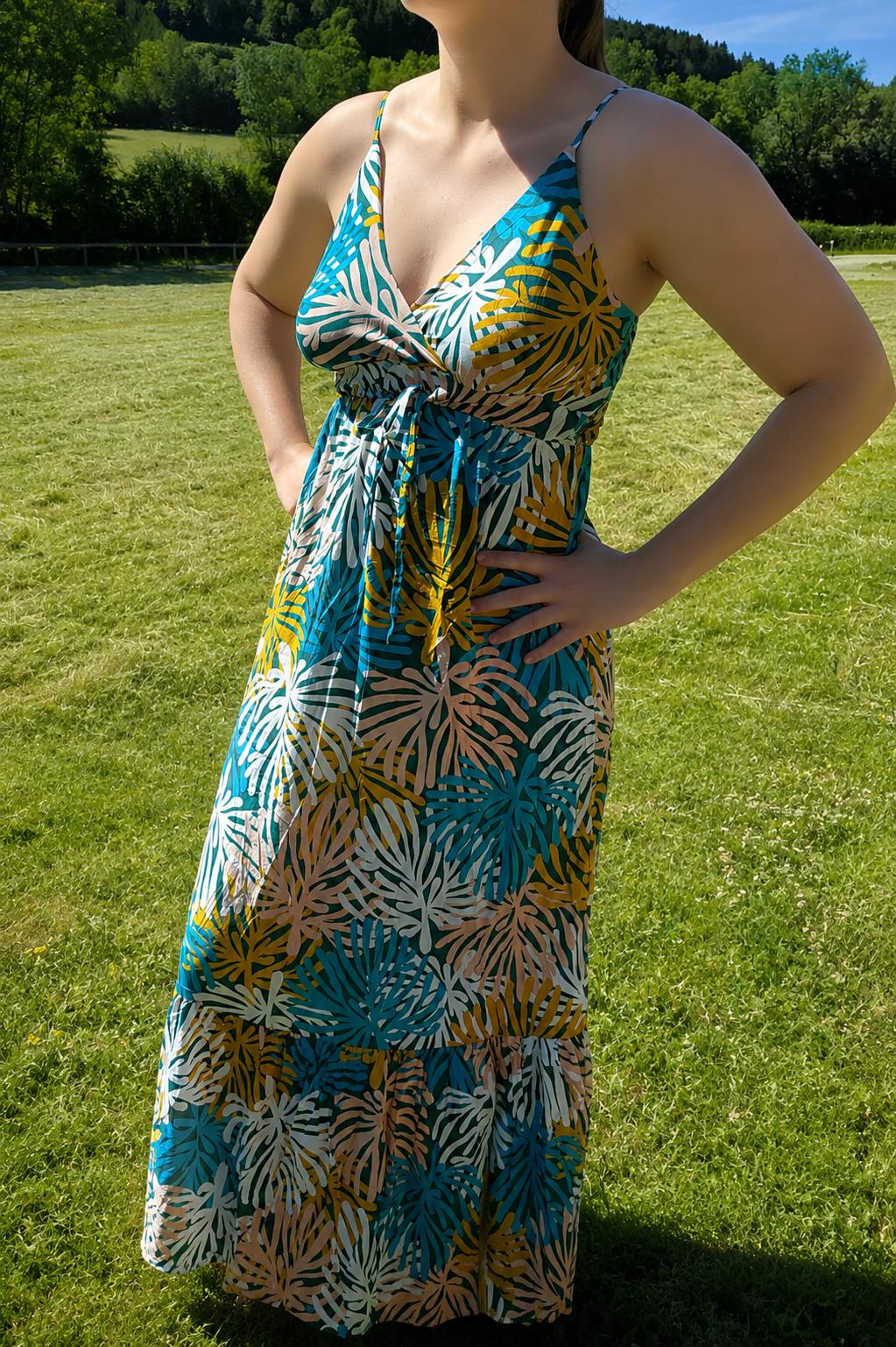 Robe longue imprimé tropical à fines bretelles