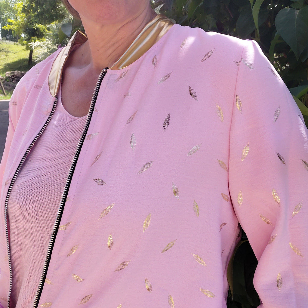 Blouson bomber rose imprimé feuilles dorées Jolifly