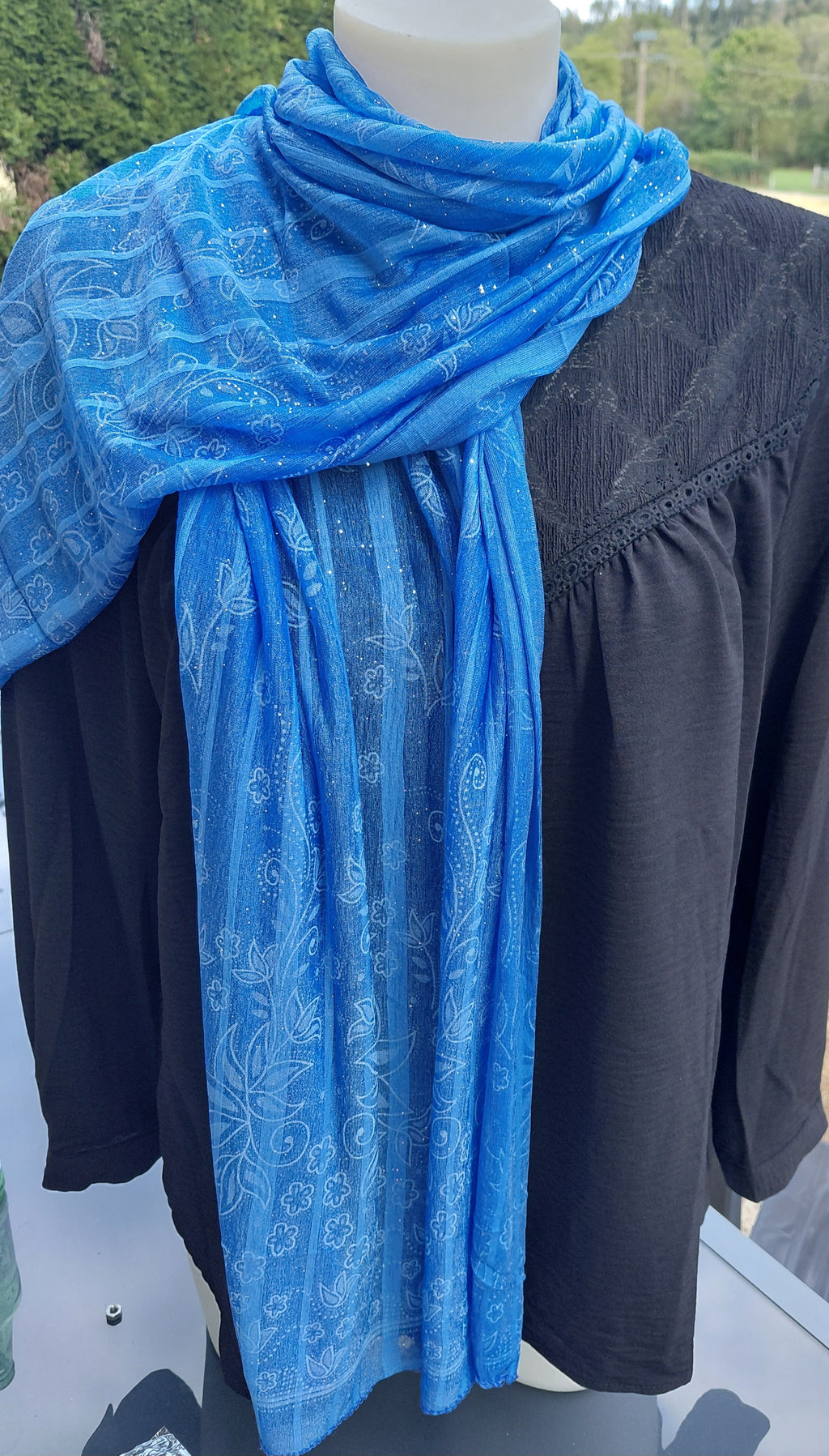 Foulard à paillettes argentées coloris bleu– 55x160cm, 100% polyester – L'armoire aux trésors