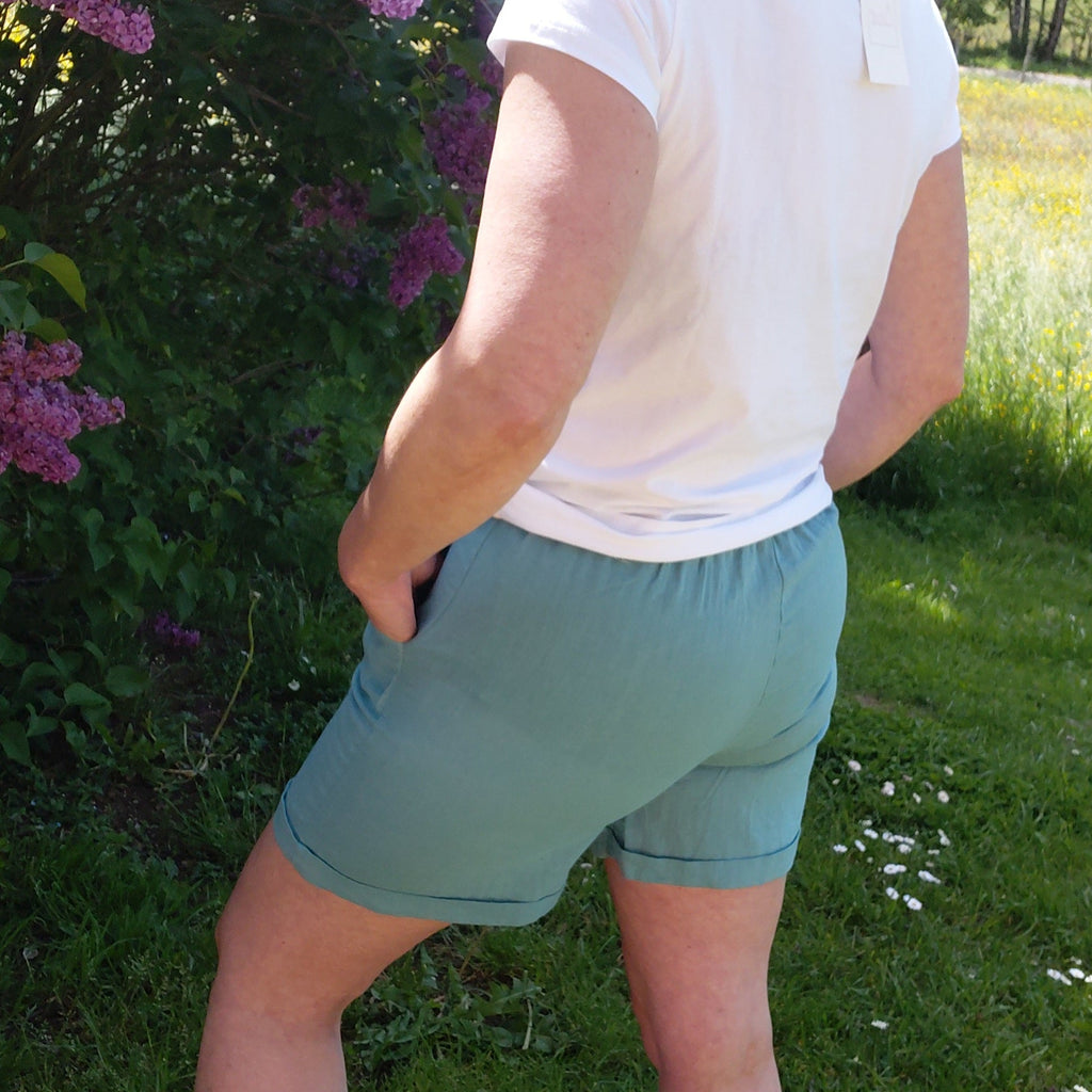 Short lin vert celadon avec ceinture