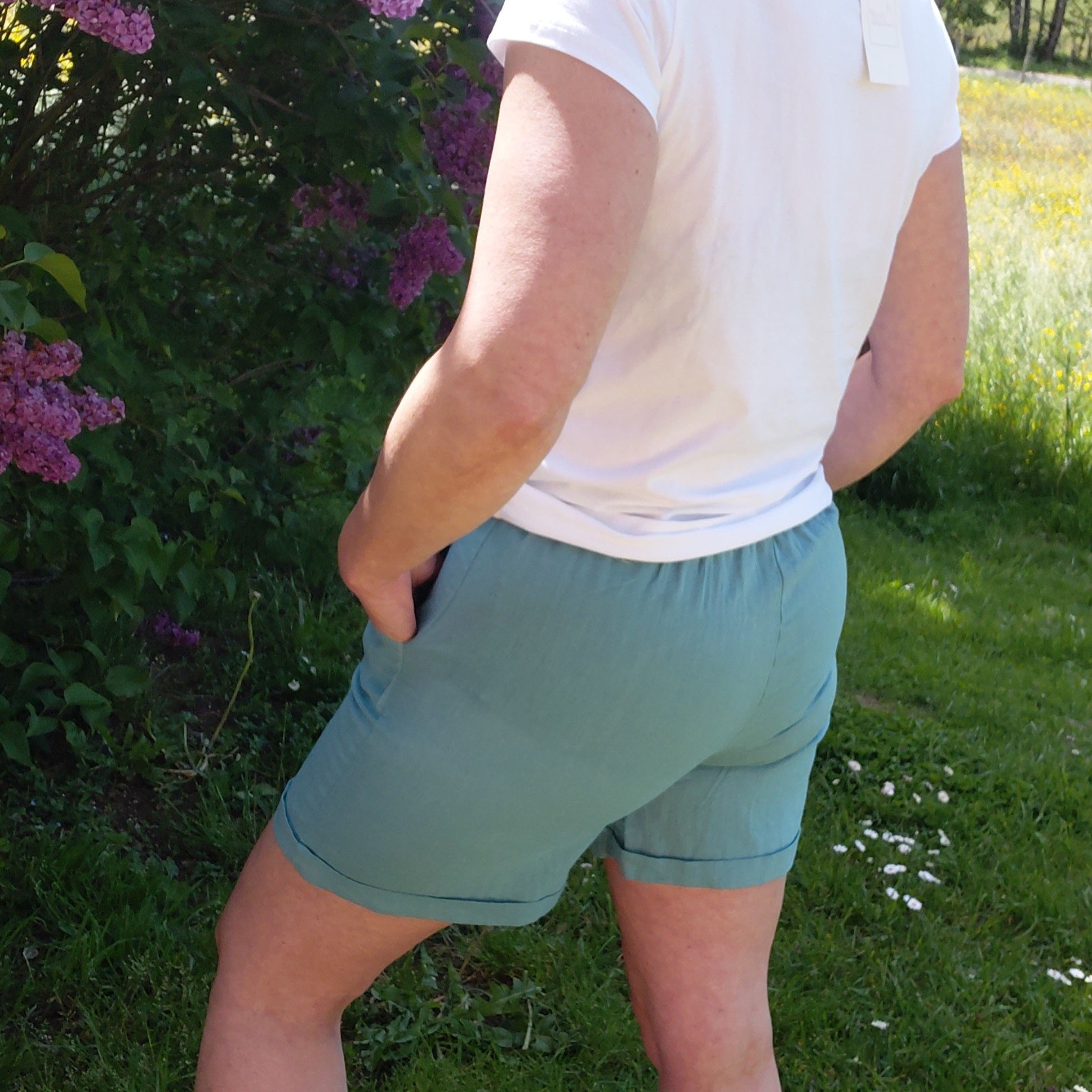 Short lin vert celadon avec ceinture
