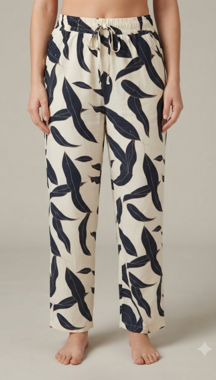 Pantalon large fluide imprimé feuilles bleu marine, vue de face avec cordon ajustable à la taille