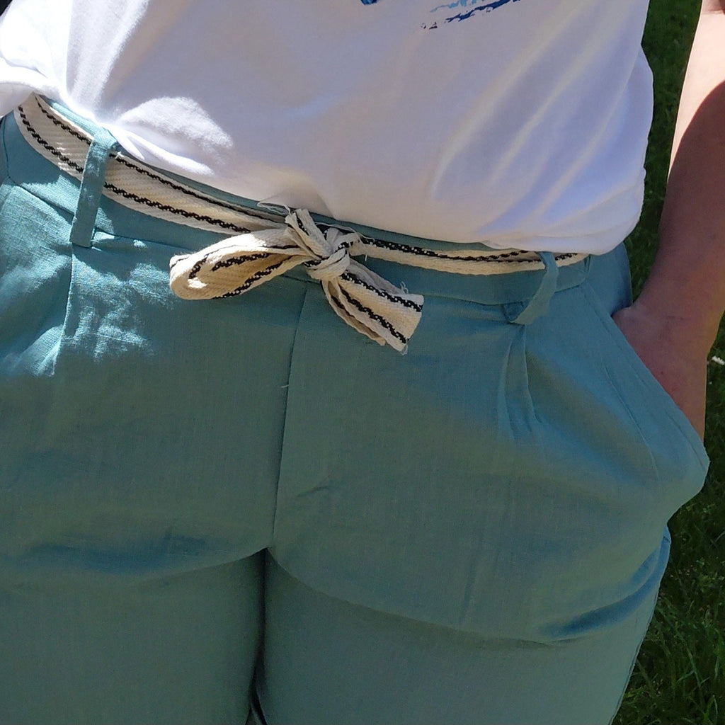 Short lin vert celadon avec ceinture