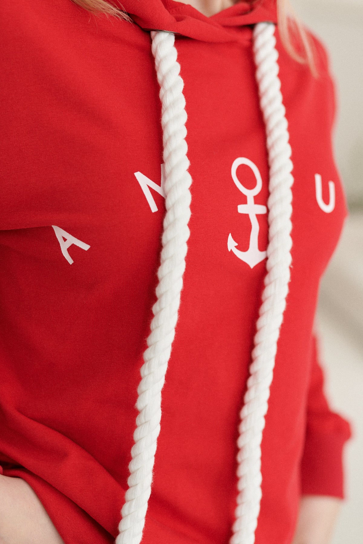 Sweat rouge à capuche motif ancre "Amour" avec cordon tressé blanc