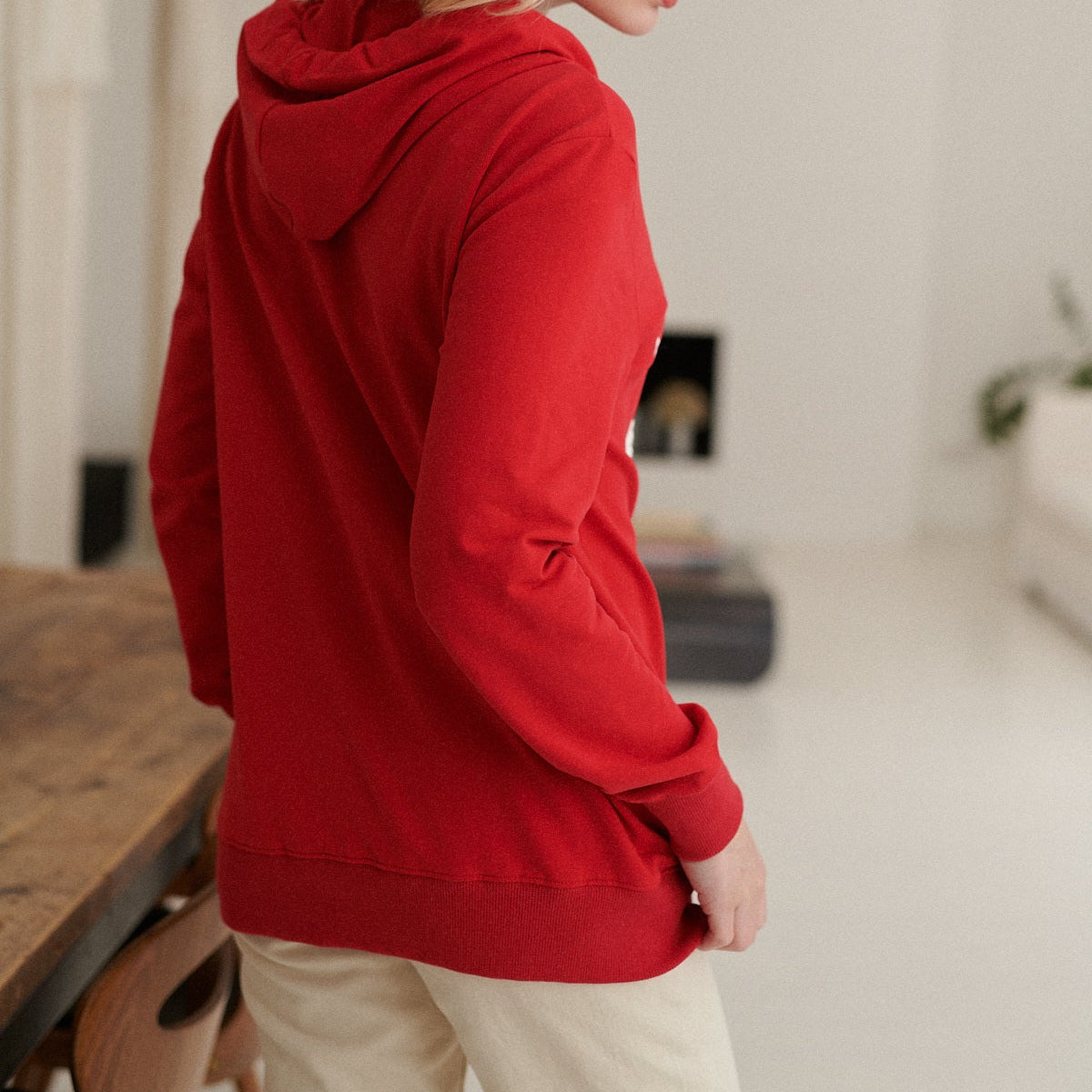 Sweat rouge à capuche motif ancre "Amour" avec cordon tressé blanc