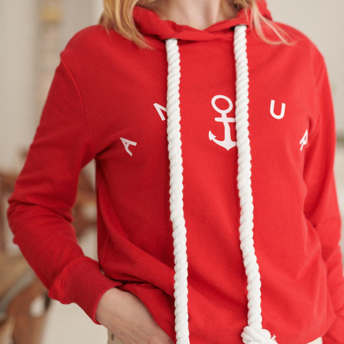 Sweat rouge à capuche motif ancre "Amour" avec cordon tressé blanc
